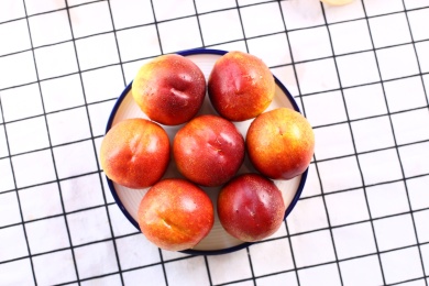 桌面上摆放着的一些新鲜水果油桃