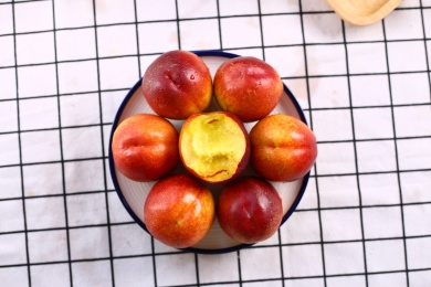 桌面上摆放着的一些新鲜水果油桃