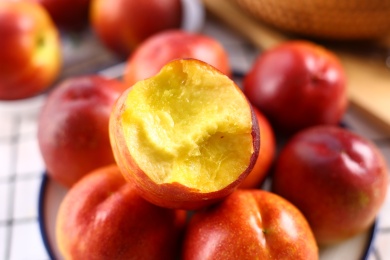 桌面上摆放着的一些新鲜水果油桃