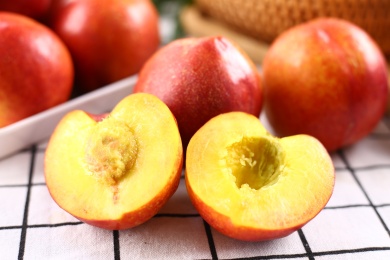 桌面上摆放着的一些新鲜水果油桃