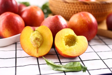 桌面上摆放着的一些新鲜水果油桃