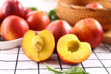 桌面上摆放着的一些新鲜水果油桃