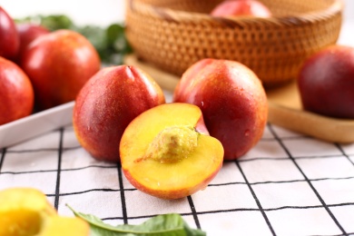 桌面上摆放着的一些新鲜水果油桃