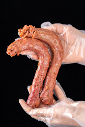 餐盘里的鸭脖子