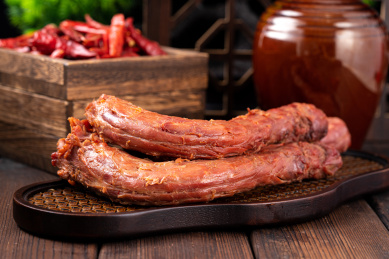 餐盘里的鸭脖子