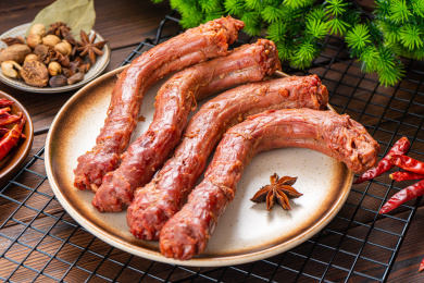 餐盘里的鸭脖子