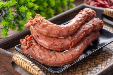 餐盘里的鸭脖子