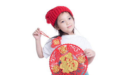 过年拿着福字贴纸挂件的小女孩