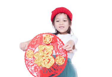 过年拿着福字贴纸挂件的小女孩