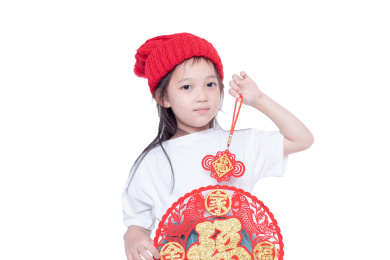 过年拿着福字贴纸挂件的小女孩