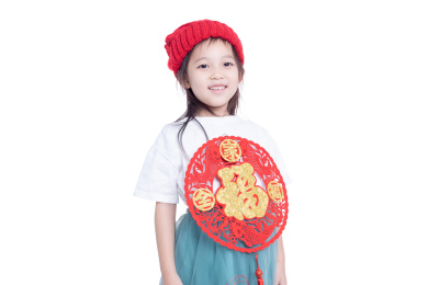 过年拿着福字贴纸挂件的小女孩