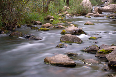 慢门拉丝的溪流摄影