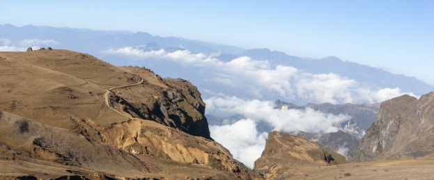 中国云南昭通大山包鸡公山悬崖峭壁风景