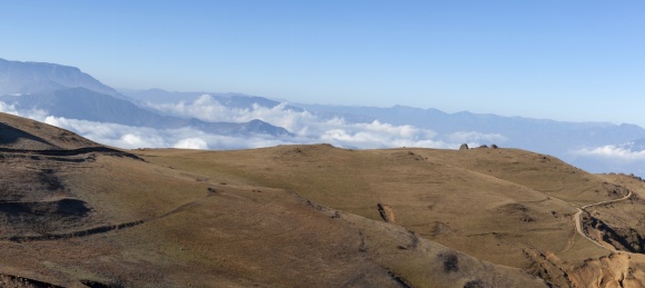 中国云南昭通大山包鸡公山悬崖峭壁风景