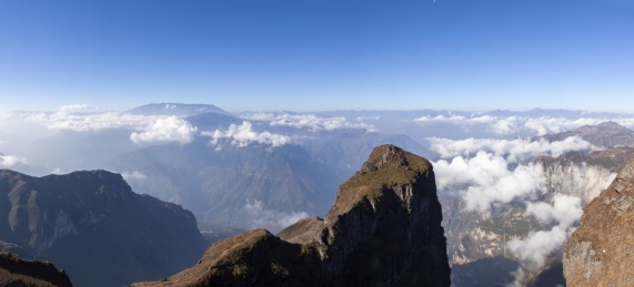 中国云南昭通大山包鸡公山悬崖峭壁风景