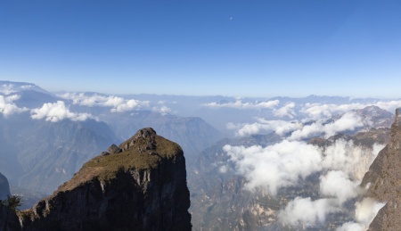 中国云南昭通大山包鸡公山悬崖峭壁风景