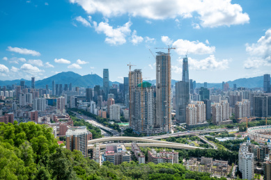 中国深圳罗湖笔架山公园远眺城市建筑