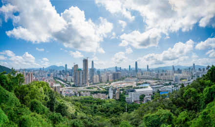 中国深圳罗湖笔架山公园远眺城市建筑