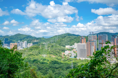 中国深圳笔架山公园远眺城市景观