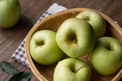 静物摄影桌面上放在篮子里的青苹果