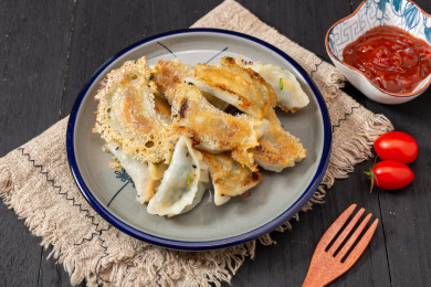 盘子里的传统美食锅贴