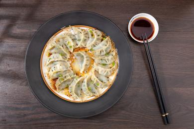 盘子里的传统美食锅贴