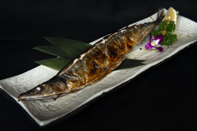 日本料理烤秋刀鱼