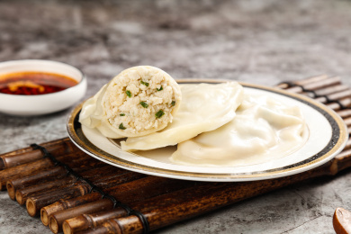 盘子里放着鲅鱼馅饺子