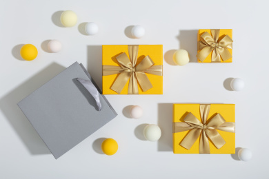灰色购物袋与黄色礼物盒
