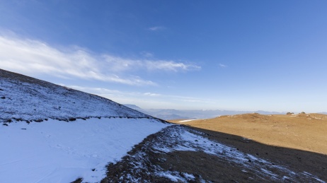 中国云南昭通大山包蓝天雪山冬季风景