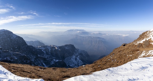 中国云南昭通大山包悬崖峭壁冬季风景