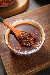 木底上放着一碗油辣子