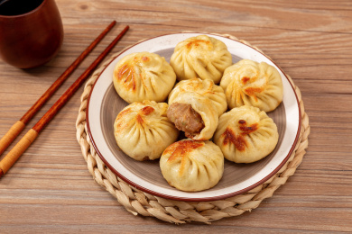 盘子里的生煎包