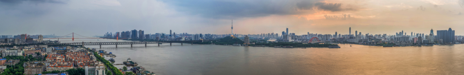 中国湖北武汉长江临江建筑群城市全景风光