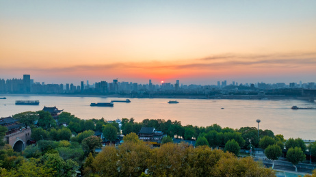 武汉汉阳晴川阁景区与长江日出