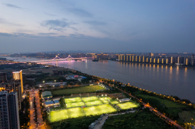 湘江边的灯光足球场