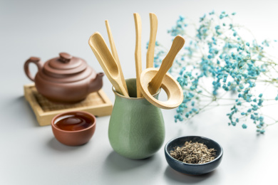 竹制茶具茶道六君子摆放在桌面上特写