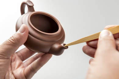 使用竹制茶针清理紫砂壶壶嘴