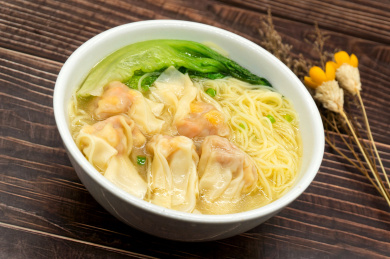 木桌背景一碗广式云吞面