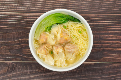 木桌背景一碗广式云吞面