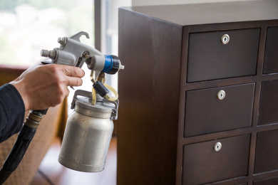 手持工业喷枪准备进行喷涂作业