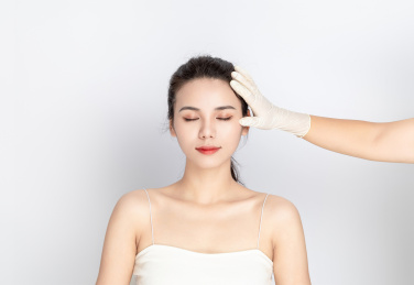 医美整容美妆概念白色背景中的亚洲美女