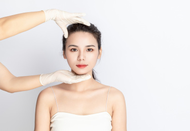 医美整容美妆概念白色背景中的亚洲美女