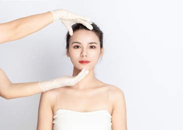 医美整容美妆概念白色背景中的亚洲美女