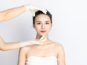 医美整容美妆概念白色背景中的亚洲美女
