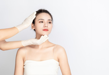医美整容美妆概念白色背景中的亚洲美女