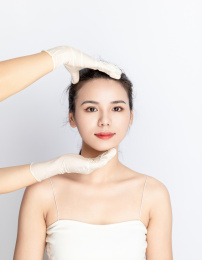 医美整容美妆概念白色背景中的亚洲美女
