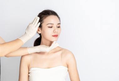 医美整容美妆概念白色背景中的亚洲美女