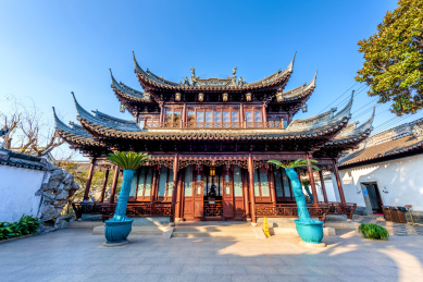 中国上海豫园涵碧楼楠木雕花楼