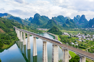 贵广高铁动车驶过中国广西省桂林市阳朔